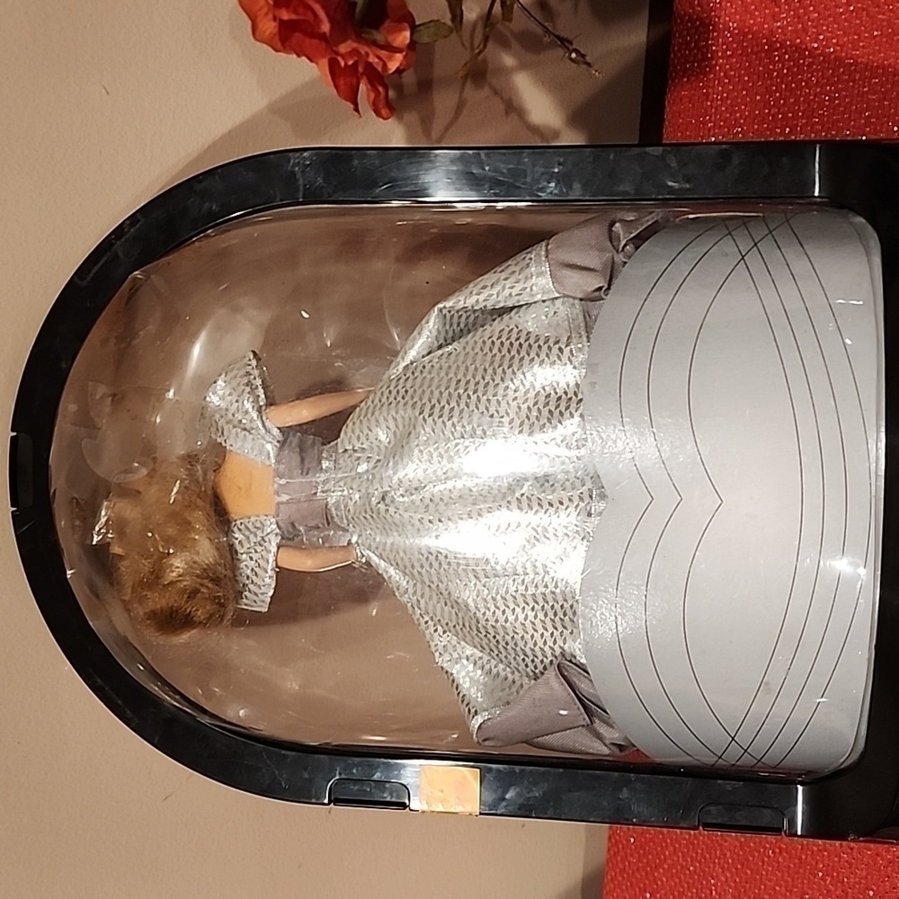 Vanna Platinum Doll - Picture 5 of 7